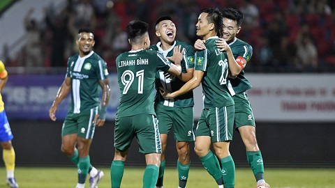 Simone Inzaghi celebrating with his Inter Milan players after beating Barcelona.